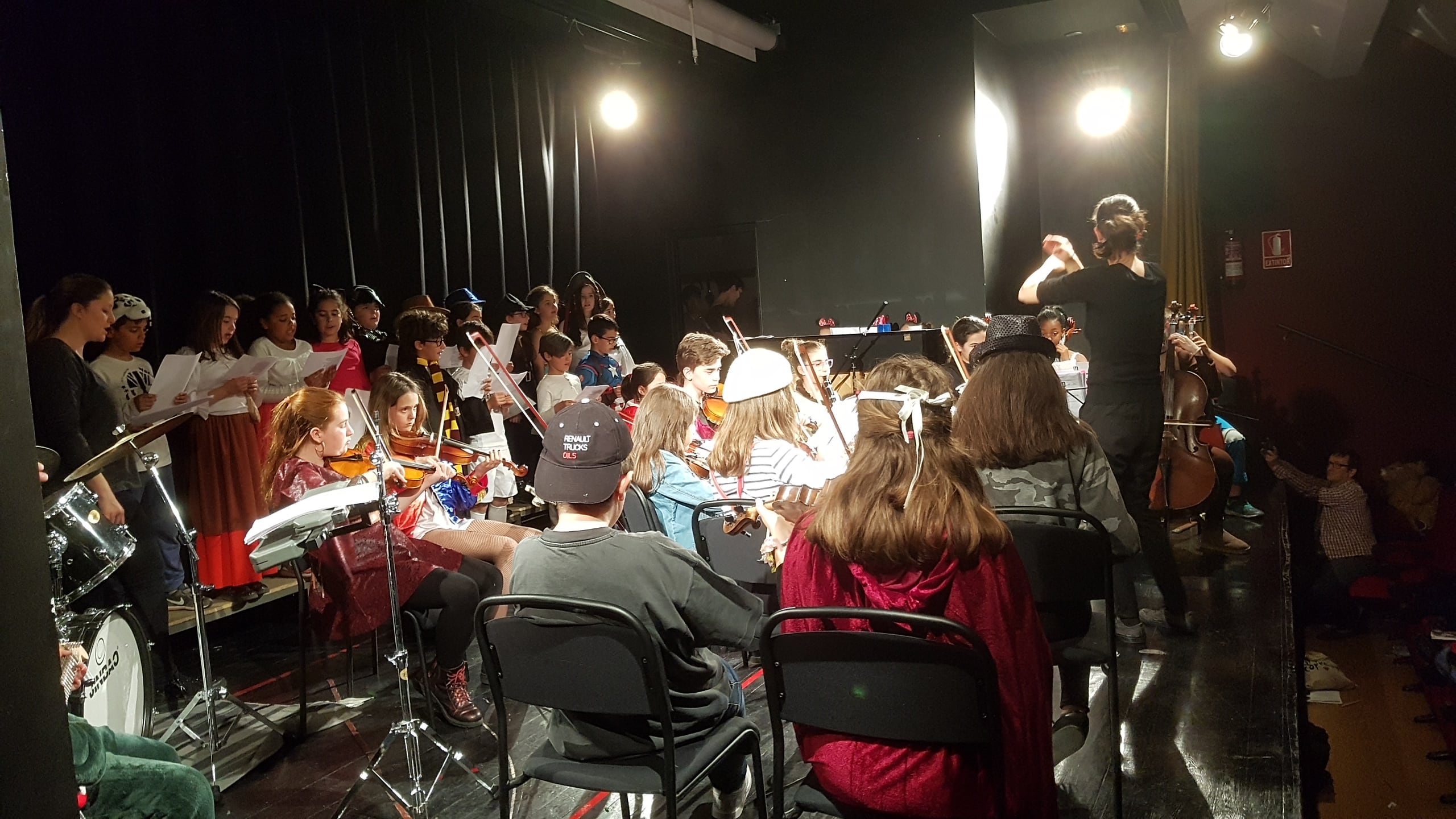 Alumnos tocando en la Escuela Municipal de Música de Paracuellos de Jarama