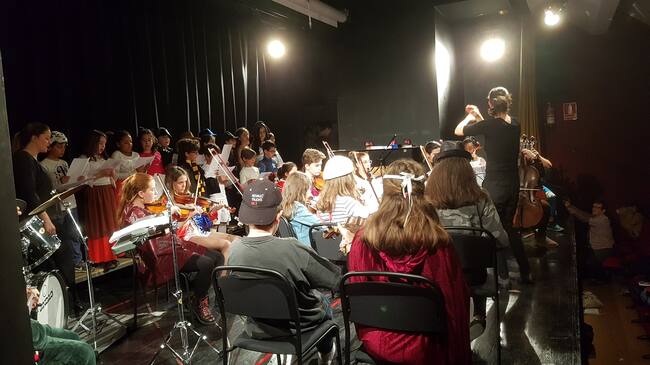 Alumnos tocando en la Escuela Municipal de Música de Paracuellos de Jarama