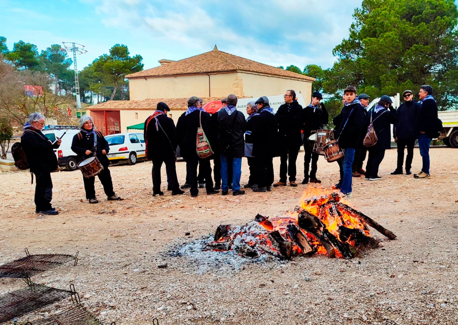 Una de les fogueres en el paratge de Sant Antoni just davant de components del Grup de Dolçaines i Tabals Barxell