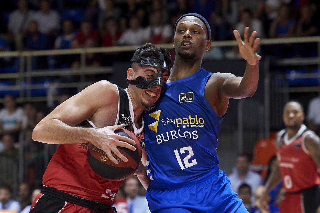 El fuenlabreño Marc García (i) ante Thad McFadden durante el partido de Montakit Fuenlabrada ante San Pablo Burgos de la primera jornada.