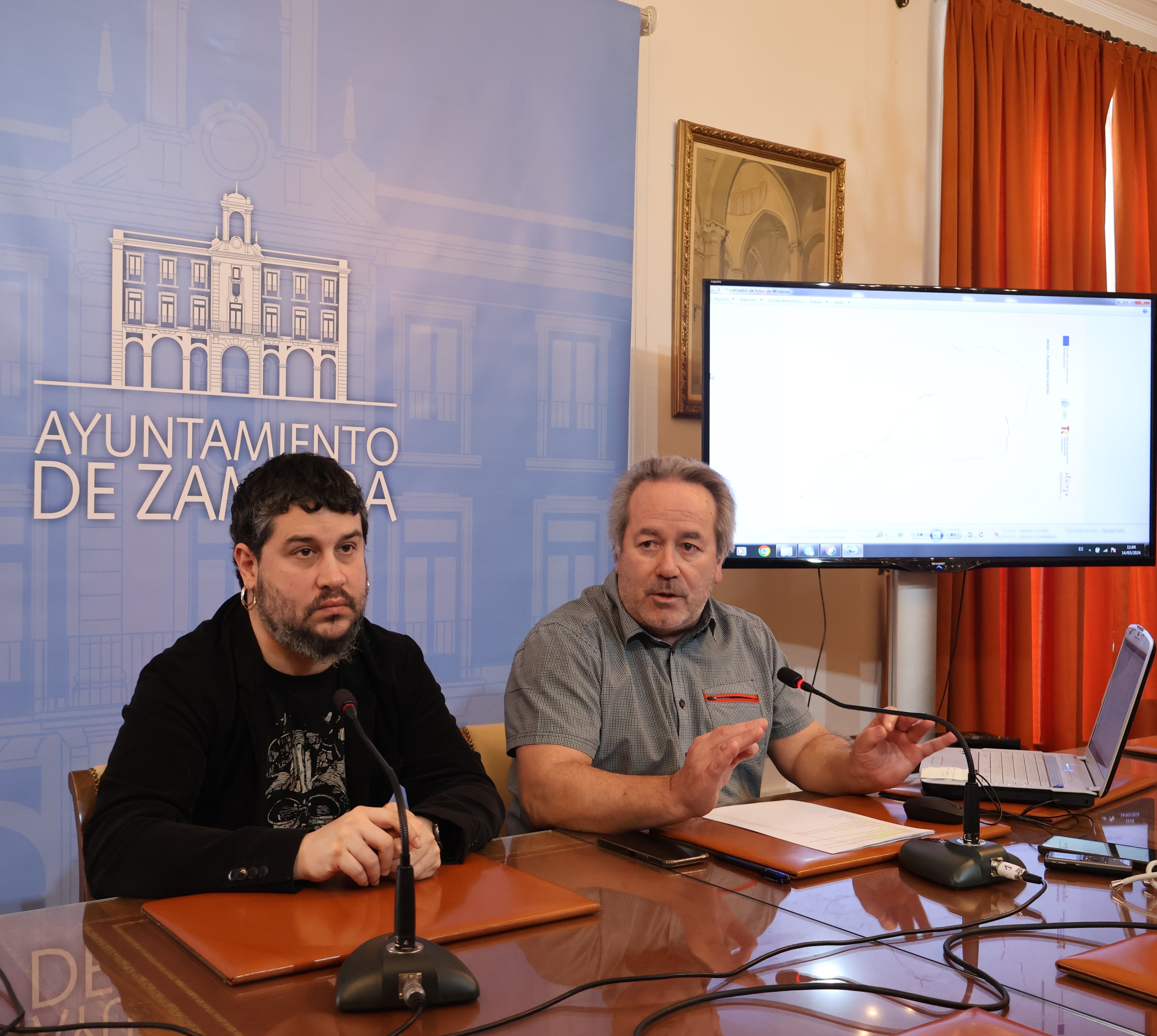 El alcalde de Zamora, Francisco Guarido, y el Concejal de Hacienda, Diego Bernardo, durante la presentación del proyecto de rehabilitación de la muralla