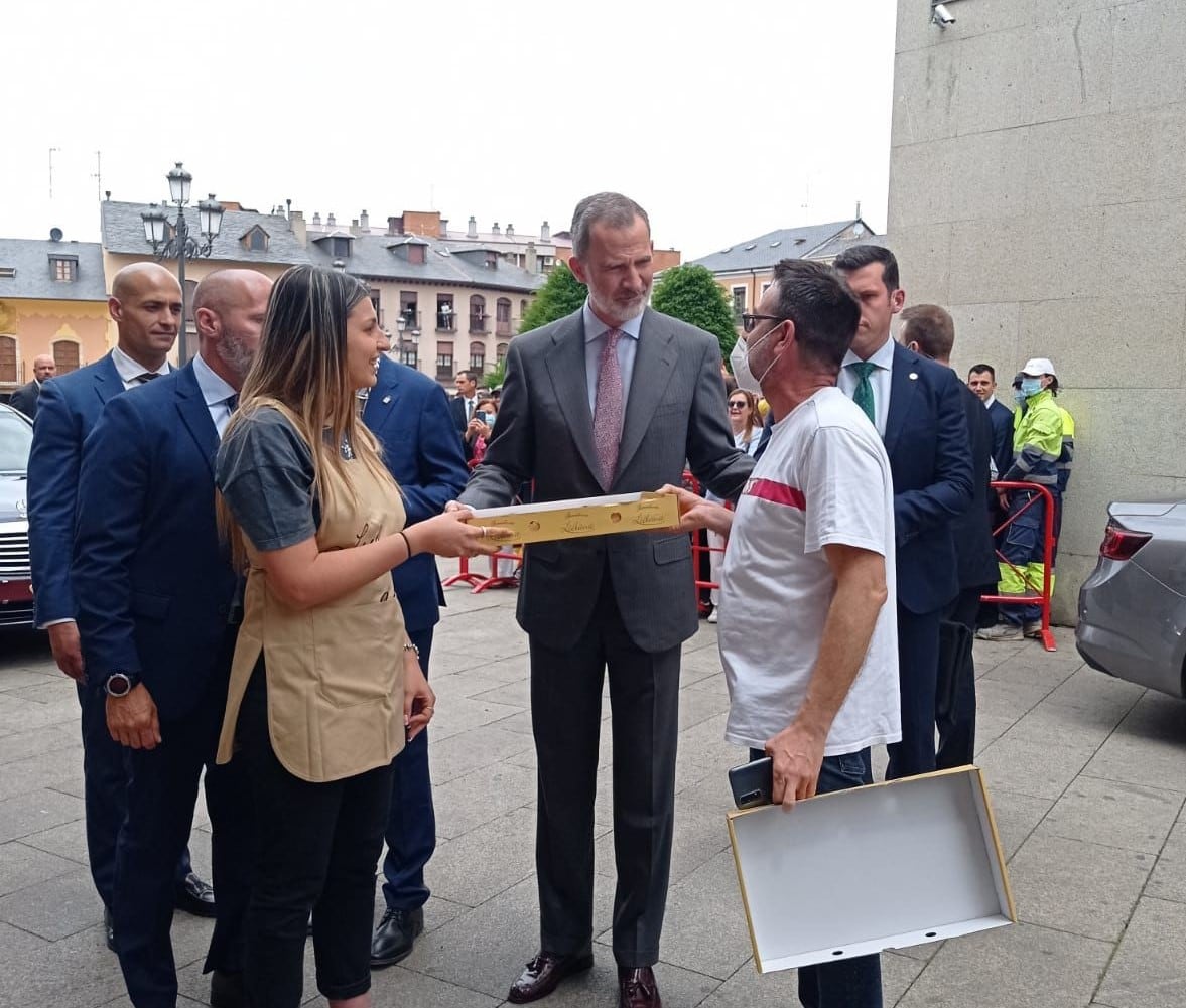 Momento de la entrega de la empanada de Liébana al rey Felipe