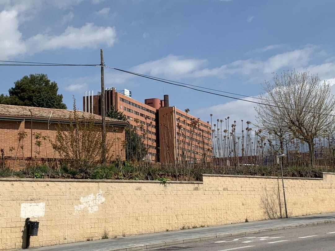 Colegio Diocesano en primer plano y Hospital al fondo