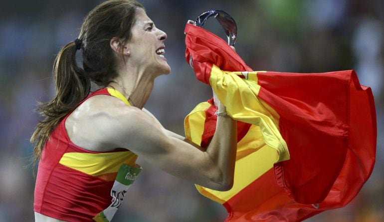 Ruth Beitia llora con la bandera de España tras saberse oro olímpico