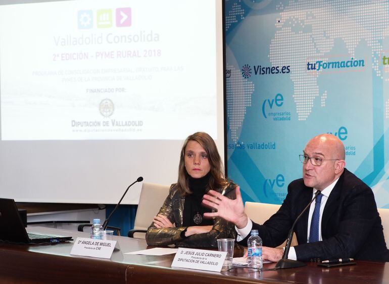 El presidente de la Diputación y la presidenta de la Confederación vallisoletana de Empresarios durante la presentación del programa