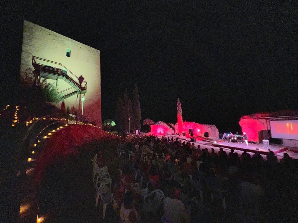 Momento de la actuación del Mago Migue en el &#039;Concierto de baraja y piano&#039; en el Castillo de Jódar