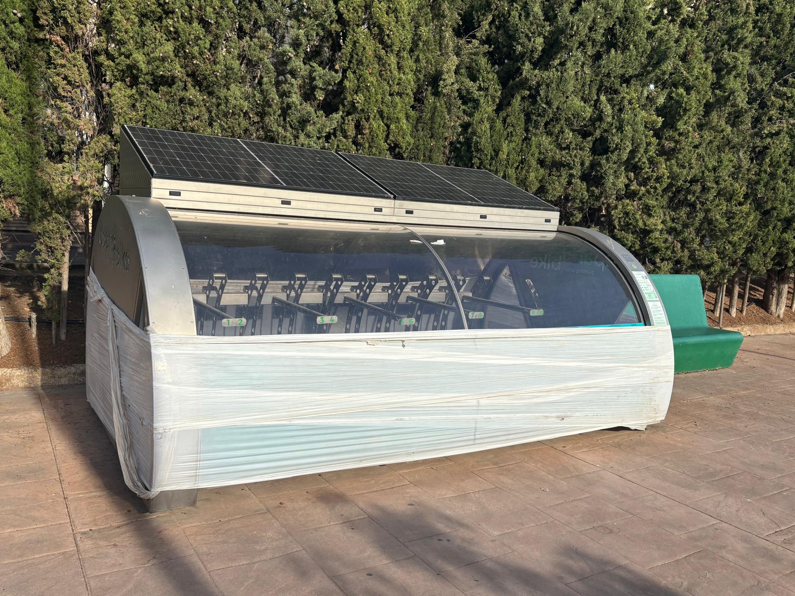 Aparcabicis en el acceso al Hospital San Jorge de Huesca