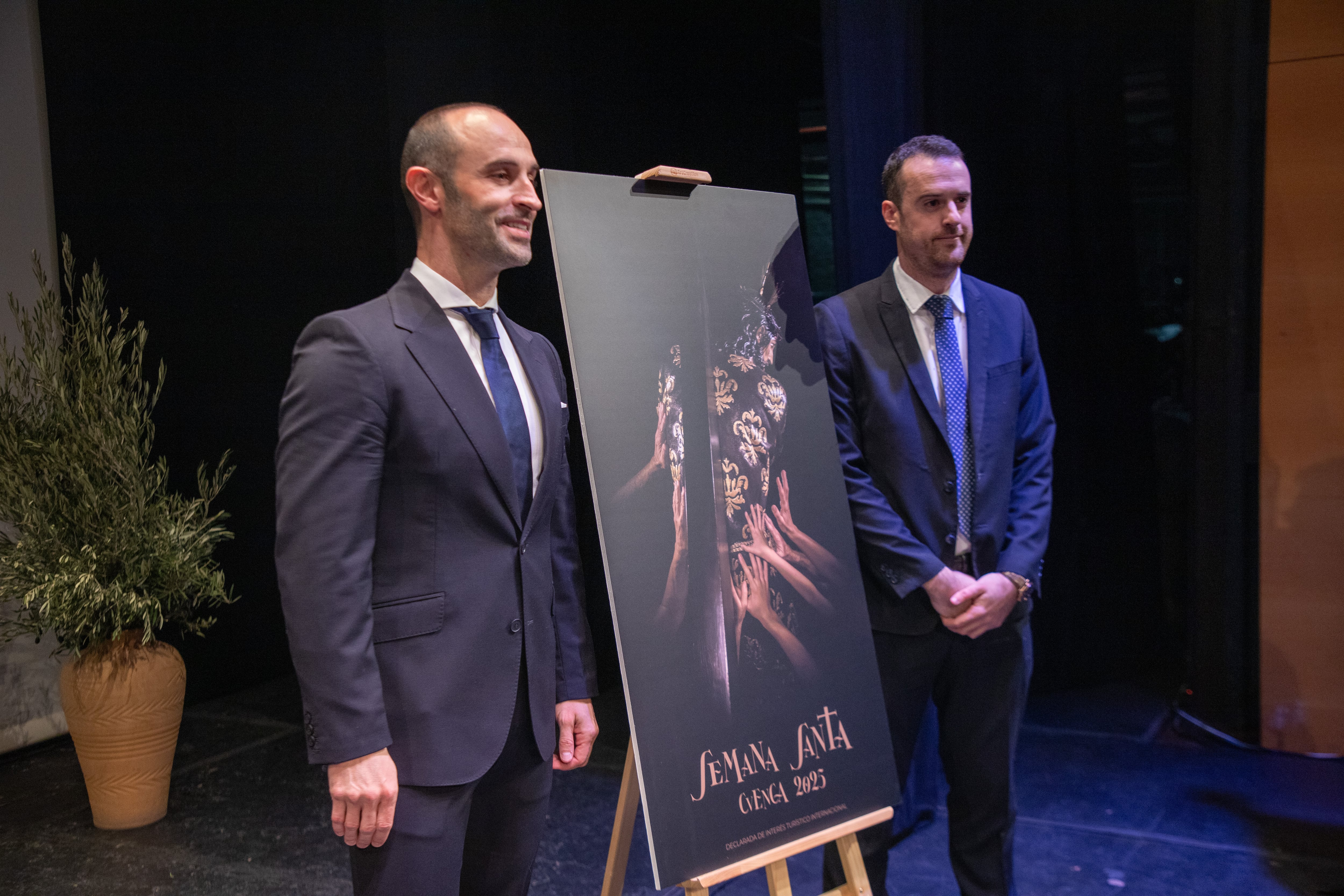 Luis Moya (izq.), cartelista de la Semana Santa de Cuenca 2025, junto a Juan Ignacio Cantero que será el pregonero.