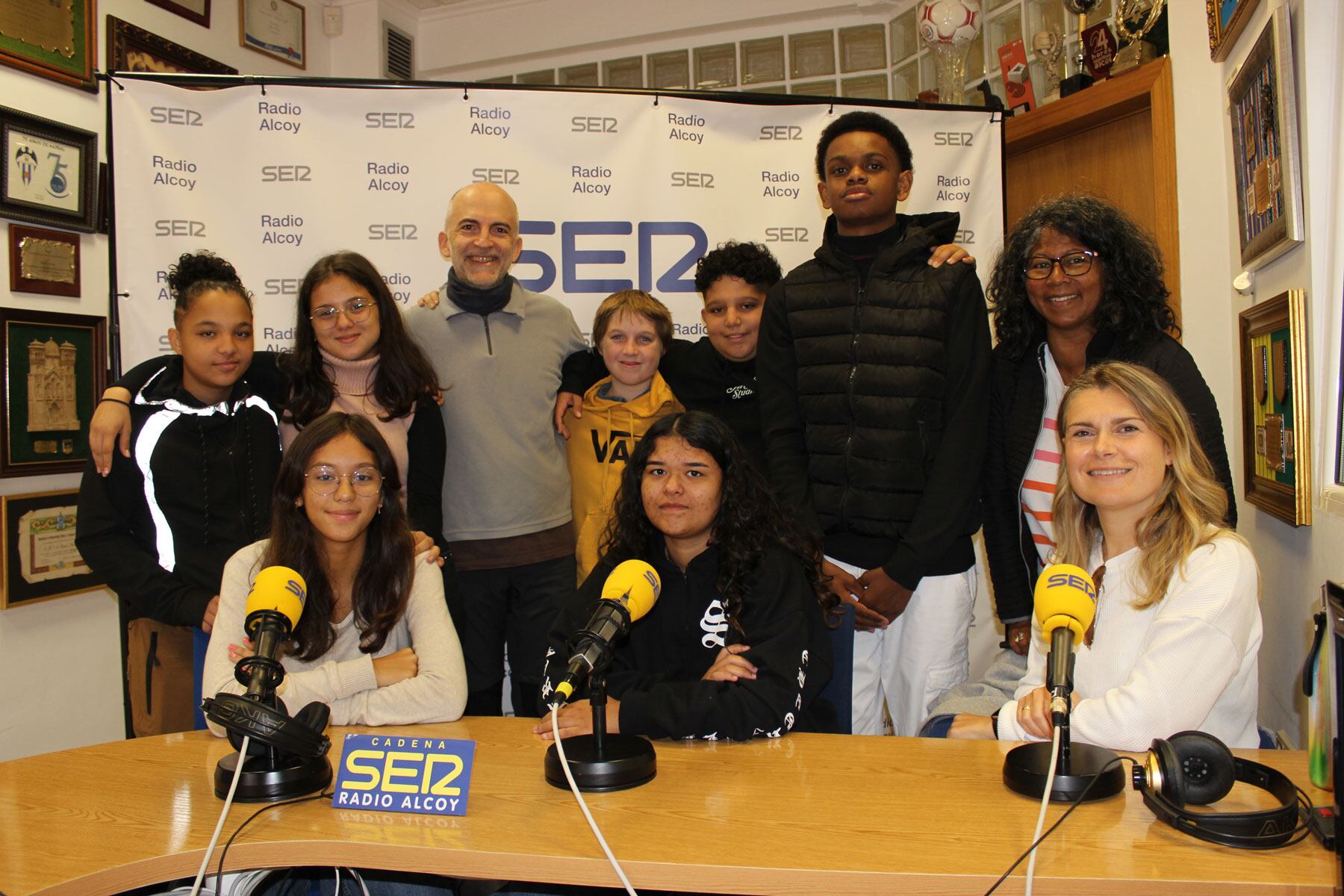 Alumnos de la Isla Reunión con sus profesores y con la profesora del Andreu Sempere, Carolina Martínez, encargada de los programas Erasmus