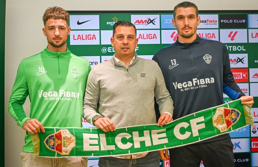 El director deportivo del Elche, Sergio Mantecón, entre Manu Nieto y Dituro