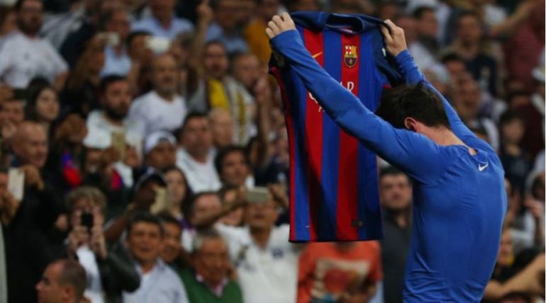 Messi mostró su camiseta al Bernabéu