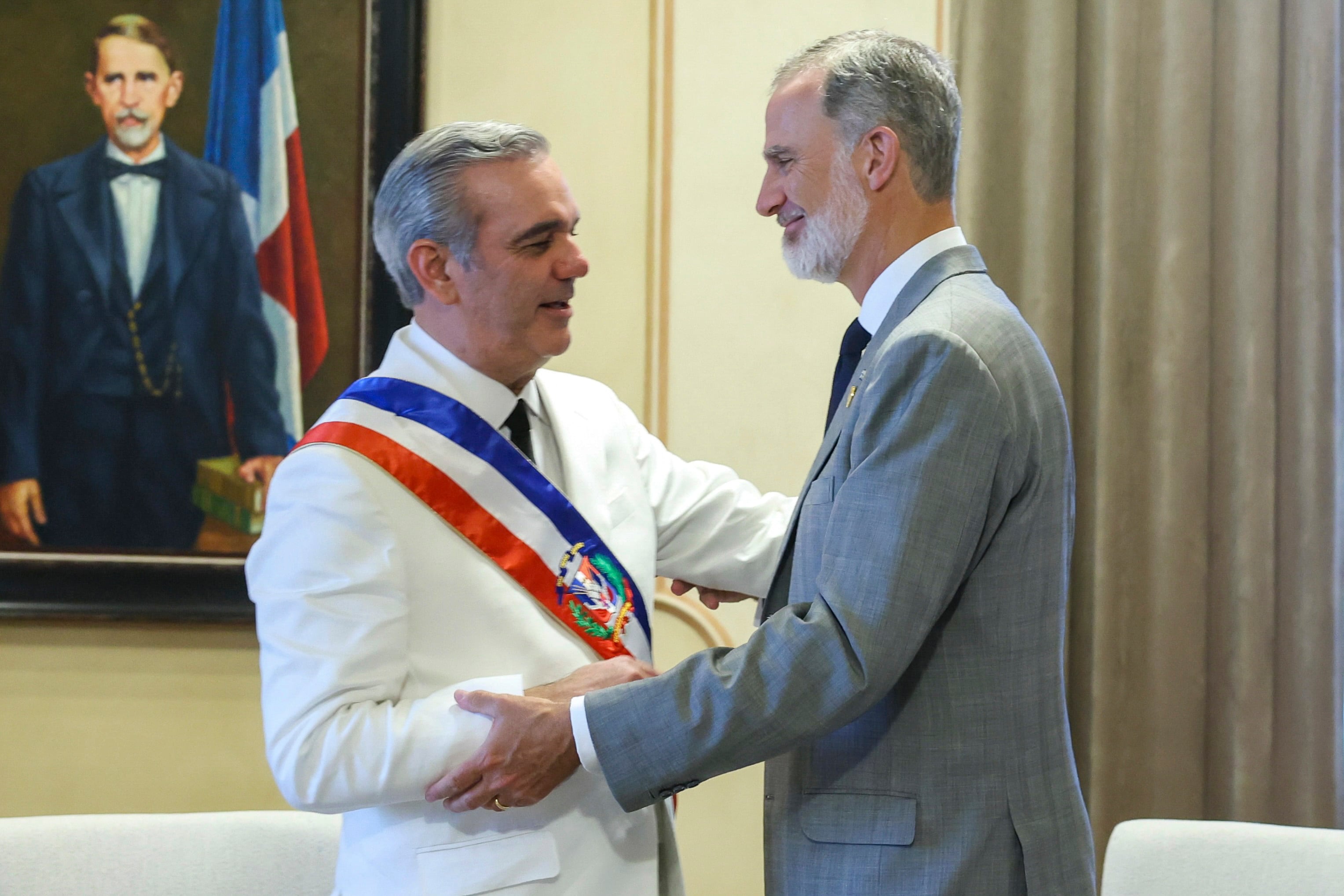 Felipe VI saluda al presidente de la República Dominicana, Luis Abinader, tras su juramento en la Asamblea Nacional.