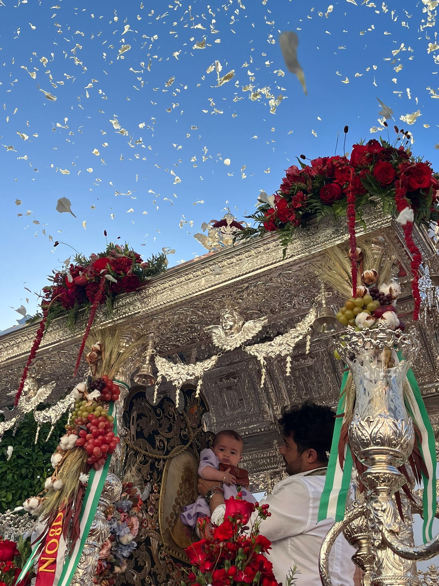 La Hermandad del Rocío del Cerro del Águila en las calles de Sevilla