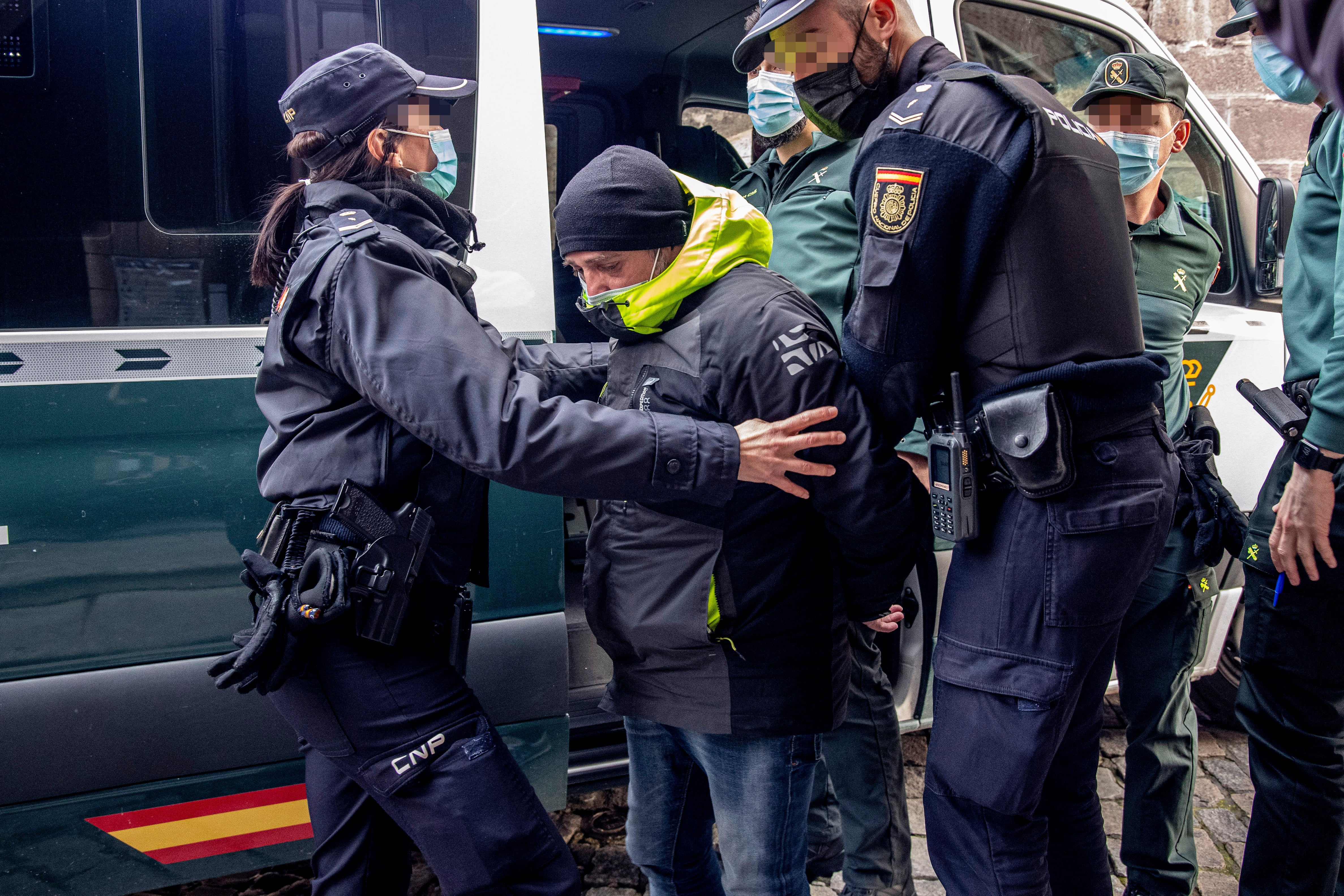 GRAF2870. TOLEDO, 04/04/2022.- El hombre acusado de matar en agosto de 2019 a su cuñada, que tenía una discapacidad, y de acuchillar a otra mujer en el municipio toledano de Yeles, a su llegada este lunes a la Audiencia Provincial de Toledo para su juicio en el que el fiscal solicita una condena de 40 años de prisión. EFE/Ismael Herrero
