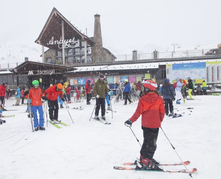Numerosos esquiadores en la estación de Formigal este sábado. 