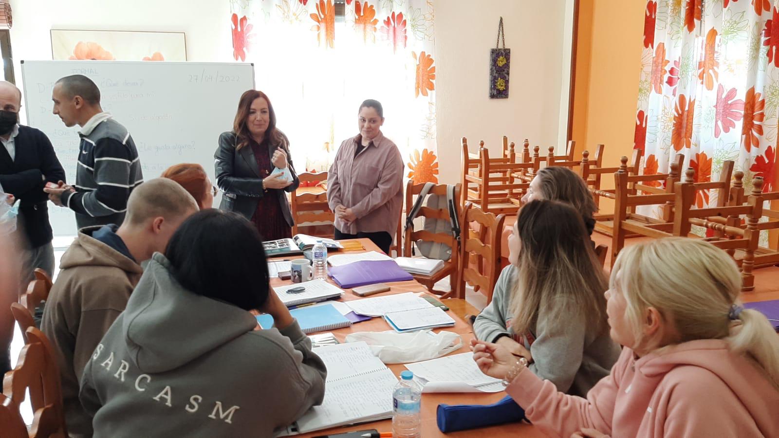 La subdelegada del Gobierno, Catalina Madueño, durante su visita al centro gestionado por la Fundación Diaconía en Rus.