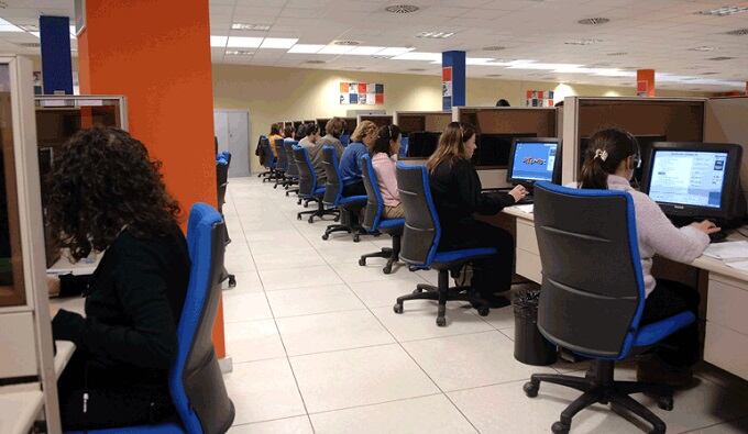 Empleados de Contact Center en su puesto de trabajo