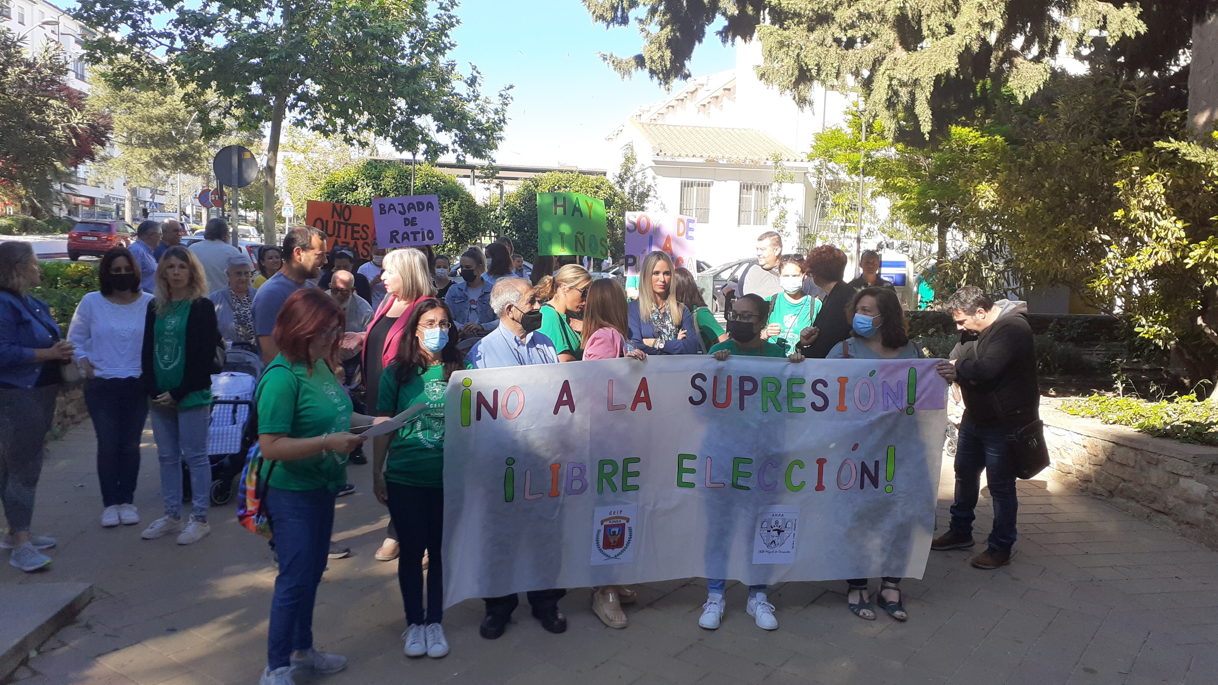 Este martes se ha llevado a cabo la segunda concentración de protesta en el colegio Miguel de Cervantes de Ronda