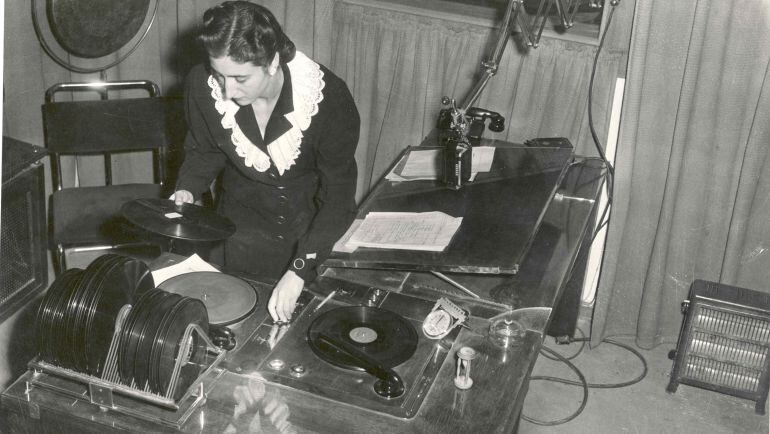 Remedios de la Peña trabajando en el estudio