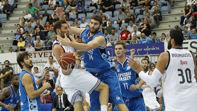 Julen Olaizola y Rudi Fernández pelean por un balón en el partido ante el Real Madrid en Illunbe