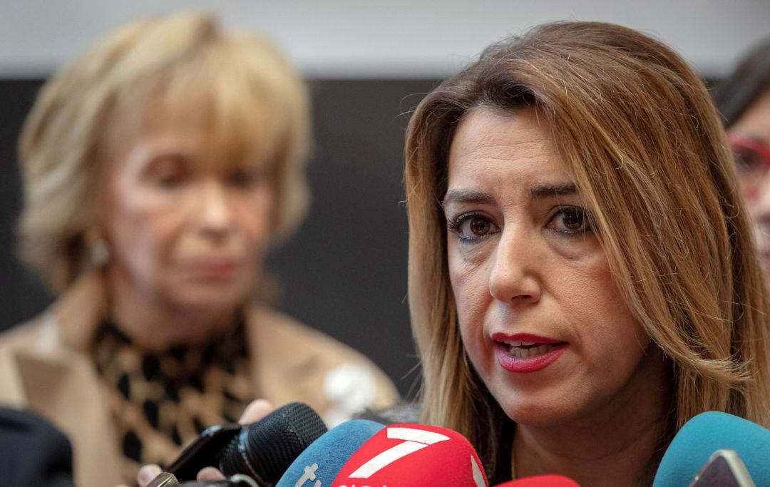 La presidenta andaluza, Susana Díaz, junto a la presidenta del Consejo de Estado, María Teresa Fernández de la Vega (i), atiende a los medios hoy en Sevilla en el acto de apertura del IX Congreso para el Estudio de la Violencia contra las Mujeres, donde h