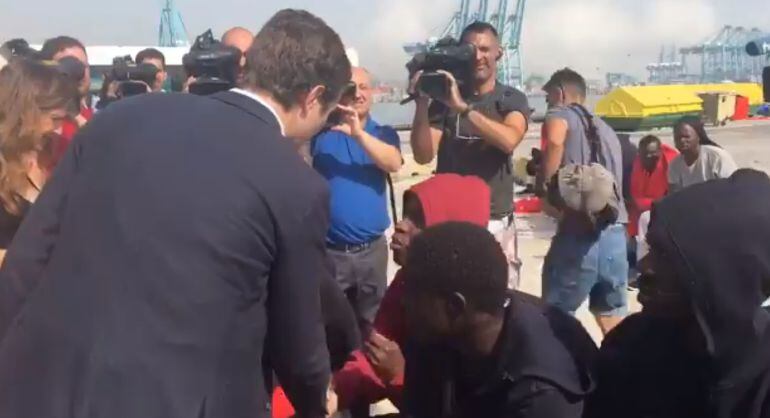 Pablo Casado dando la mano a inmigrantes en su visita a Algeciras.