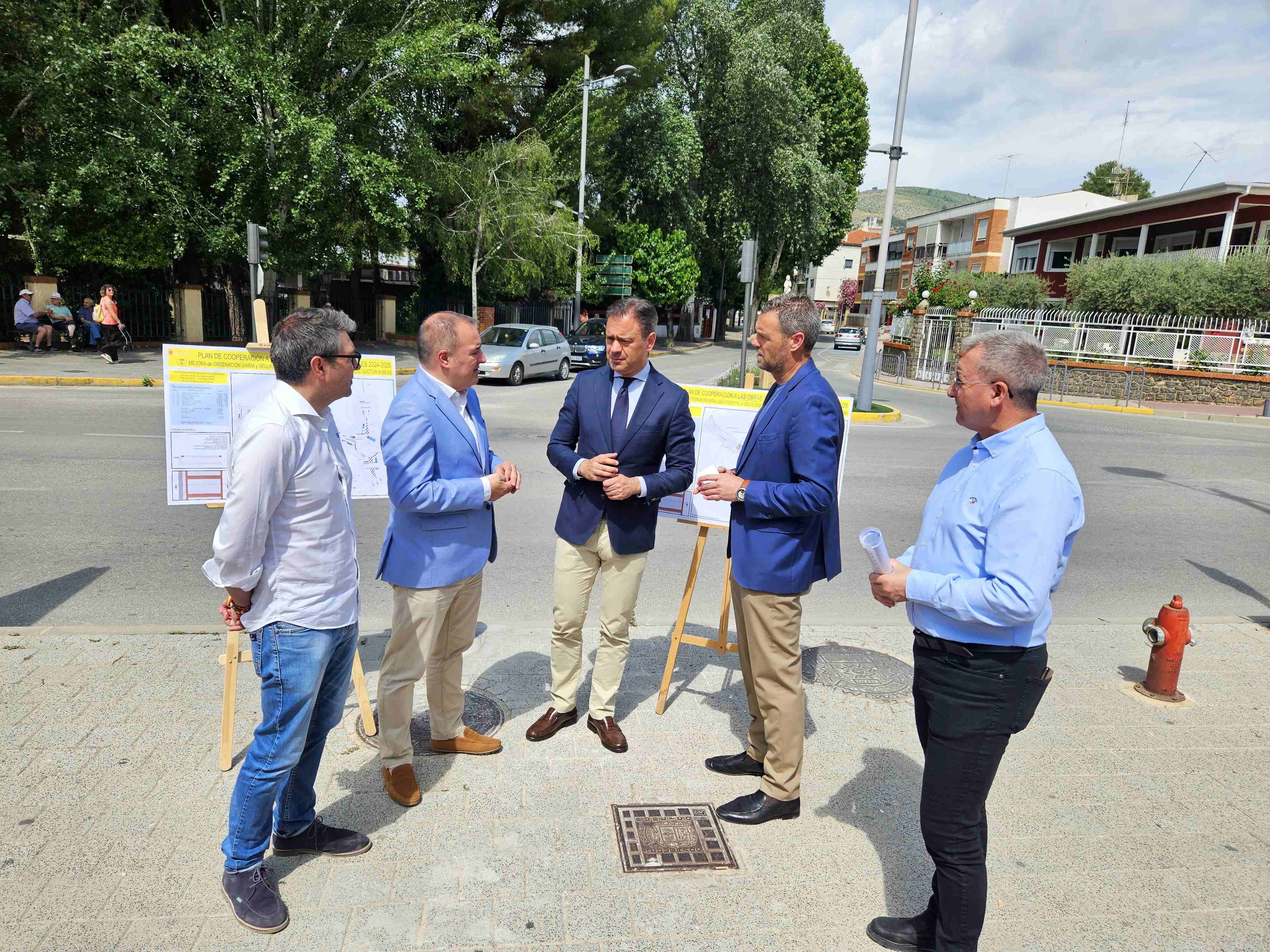 El consejero de Presidencia, Portavocía, Acción Exterior y Emergencias, Marcos Ortuño, el alcalde de Caravaca de la Cruz, José Francisco García, el director general de Administración Local, Francisco Abril, y técnicos municipales, visitan el lugar donde van a comenzar las obras