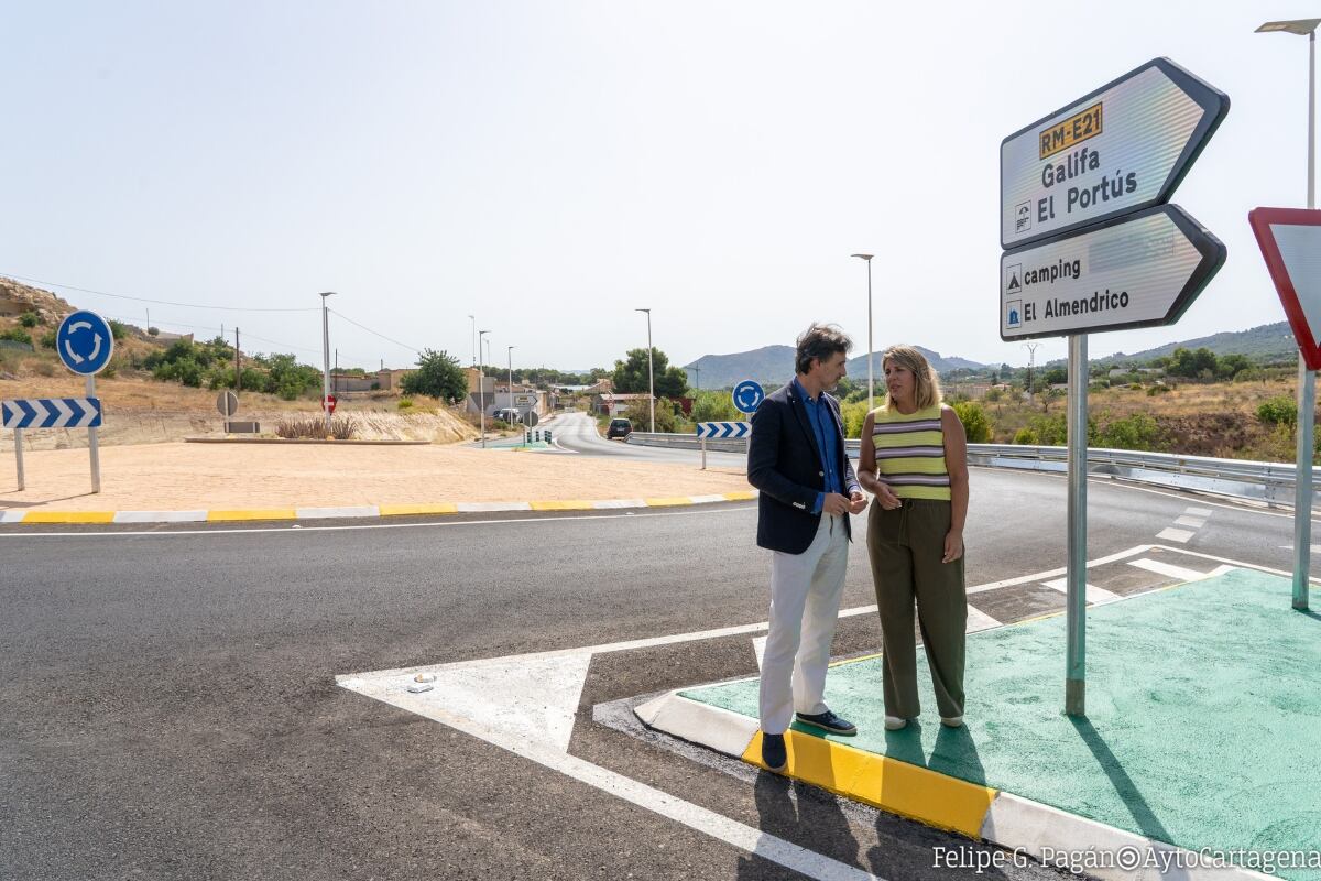 El consejero Jorge García Montoro y la alcaldesa Noelia Arroyo en la visita a la puesta en servicio de la nueva glorieta en El Portús