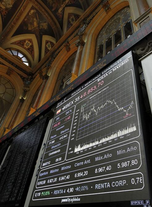 Paneles informativos en la Bolsa de Madrid que muestran la evolución de su principal indicador de la Bolsa española, el ibex 35