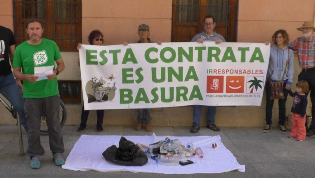 Concentración de ecologistas y colectivos contrarios a la contrata de basuras.