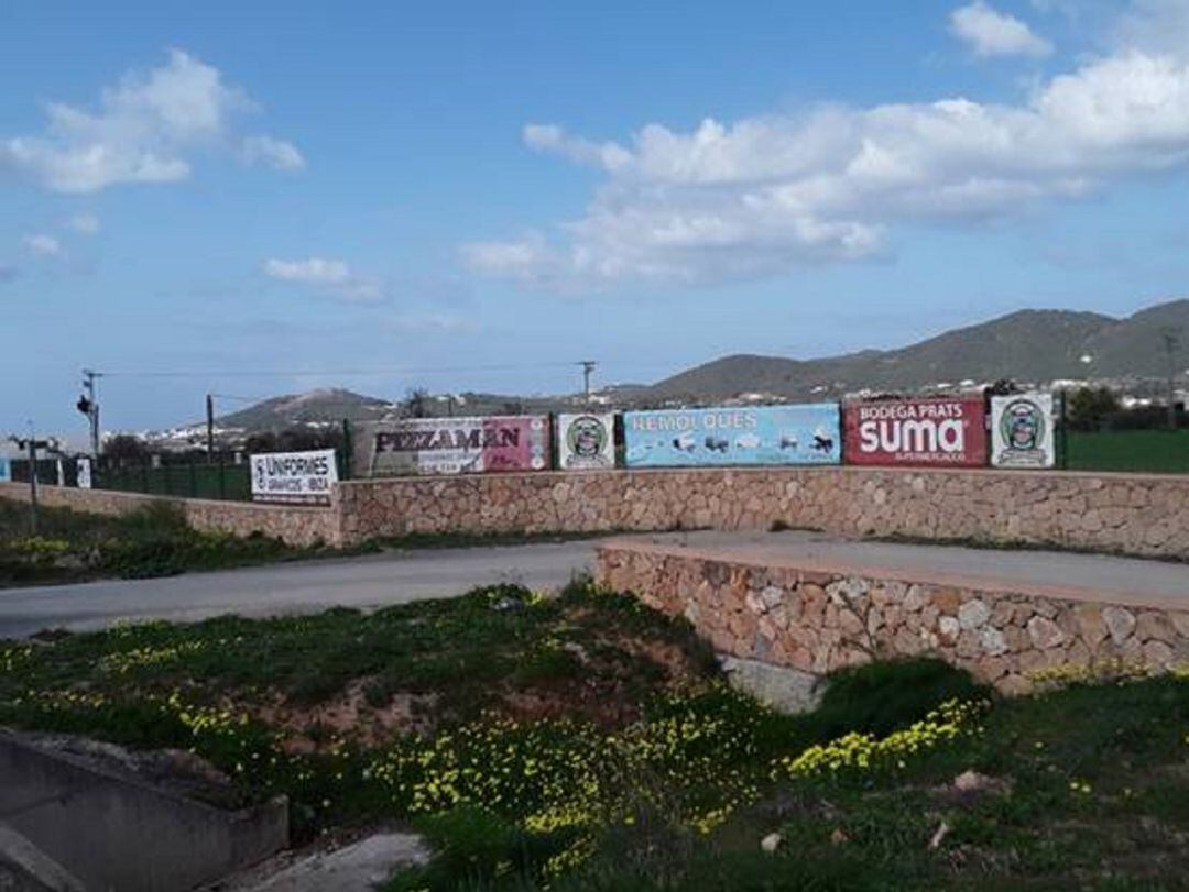 Imagen de algunas de las vallas publicitarias que se han retirado