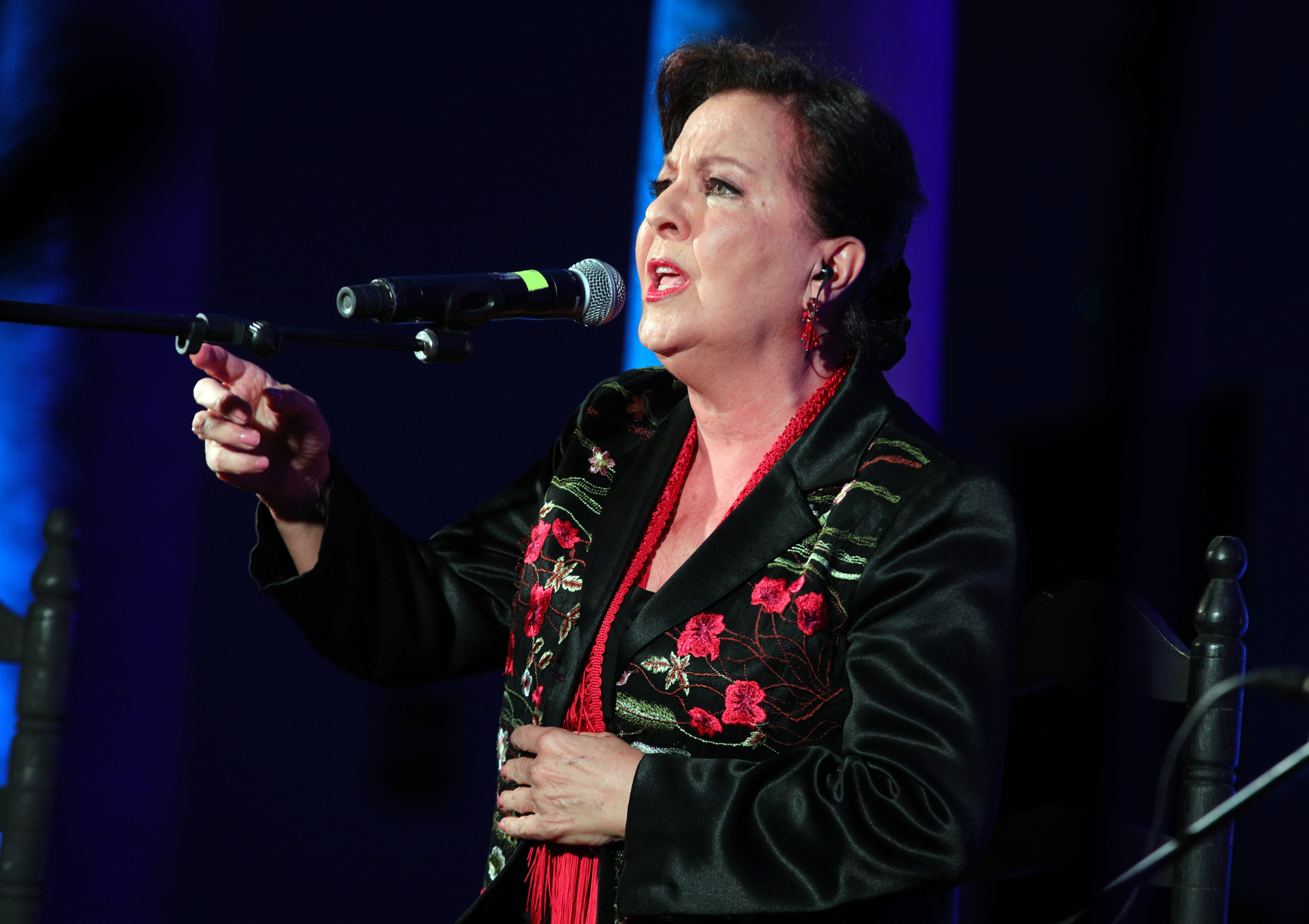 GRANADA 27/09/2025.- La cantaora Carmen Linares durante su actuación con el grupo ´El Palo Sin Prisa´ formado por distintas personalidades del mundo flamenco en la clausura de la I Bienal de Flamenco de Granada que se ha celebrado hoy sábado en la Abadía del Sacromonte. EFE/Pepe Torres.