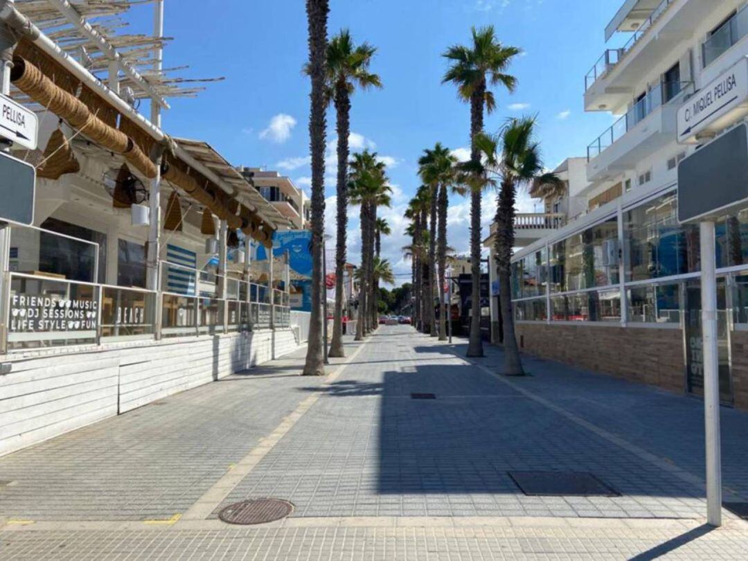 Imagen de la calle Miquel Pellisa de Playa de Palma donde el Govern ha decretado el cierre de locales de ocio nocturno y restauración