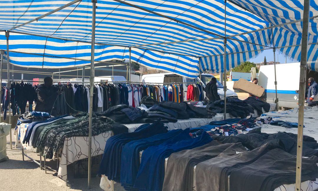 Un puesto del mercadillo de Jaén.