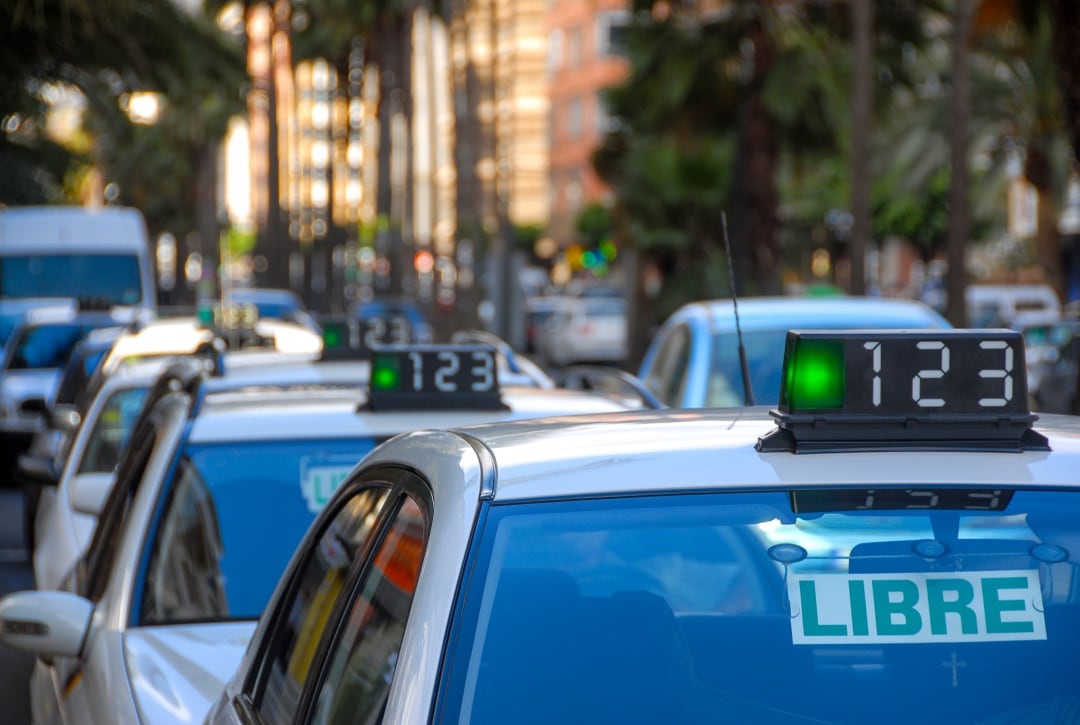 La asociación que agrupa a la mayor parte de los taxistas en Santa Cruz de Tenerife, Élite Taxi, reclama la recuperación de los &#039;transfer&#039; en el Aeropuerto Tenerife Norte - Los Rodeos