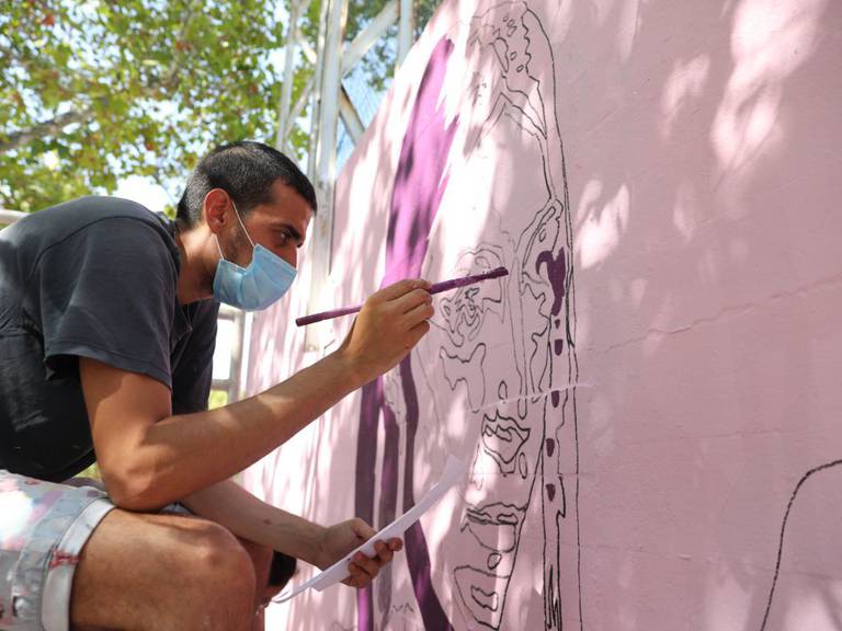 Intervención para reparar los daños en el mural de Ciudad Lineal