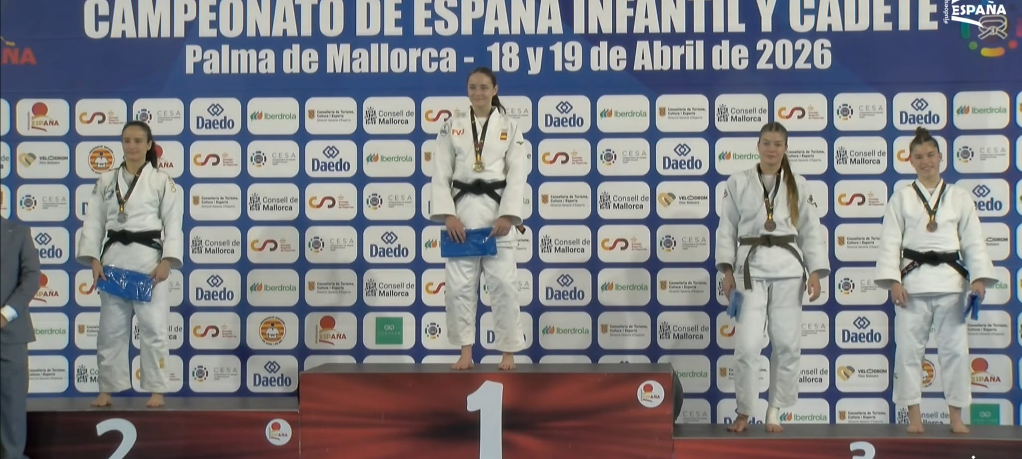 Claudia Carrasco en lo más alto del podio en la categoría cadete menos de 63 kilos