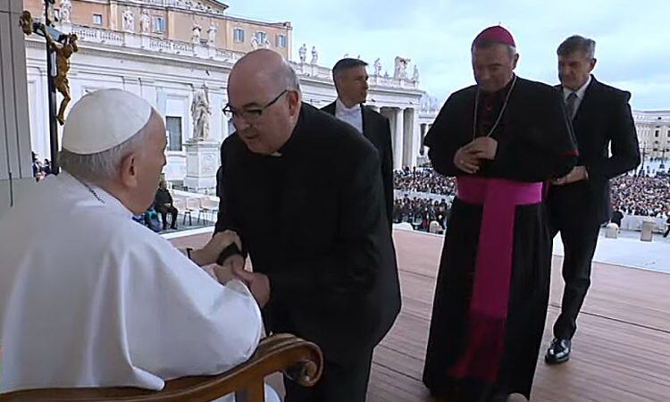 El Papa Francesc saludant el bisbe electe de Menorca, Gerard Villalonga