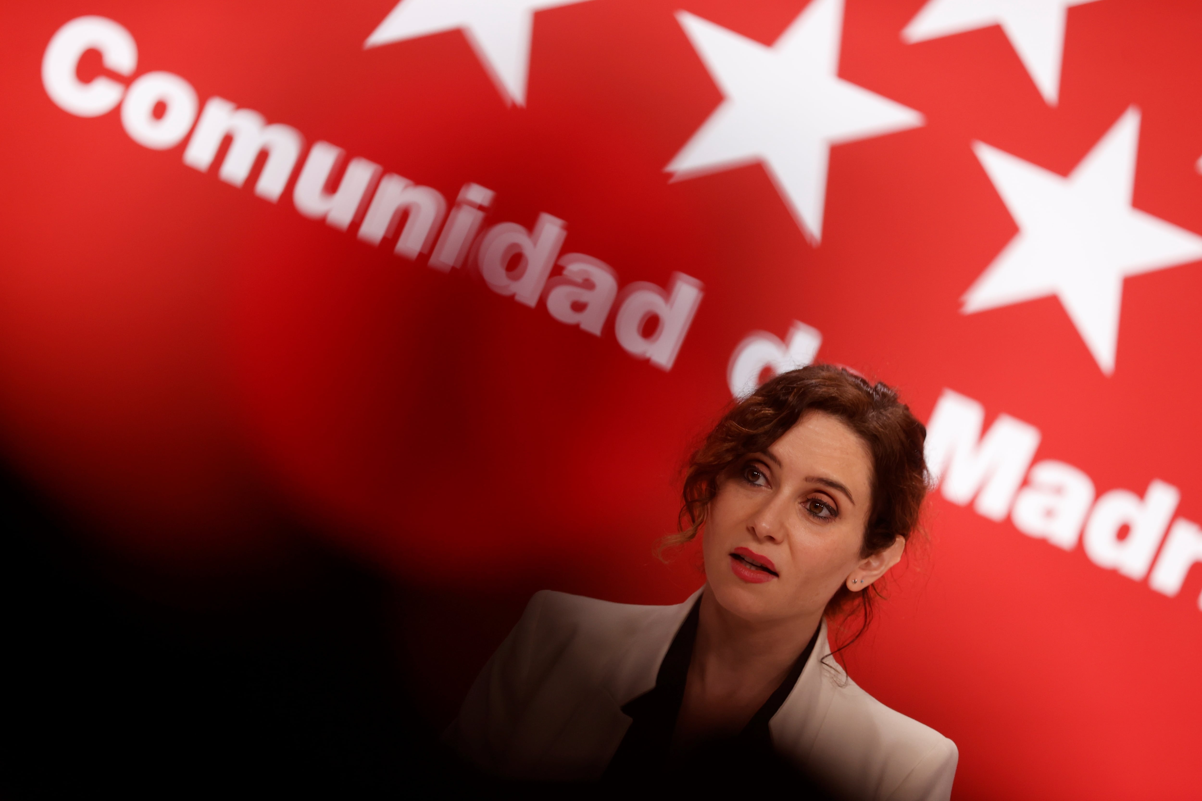 GRAF9841. MADRID, 17/02/2022.- La presidenta de la Comunidad de Madrid, Isabel Díaz Ayuso durante la rueda de prensa ofrecida en la Real Casa de Correos de Madrid este jueves. EFE/ Javier Lizón
