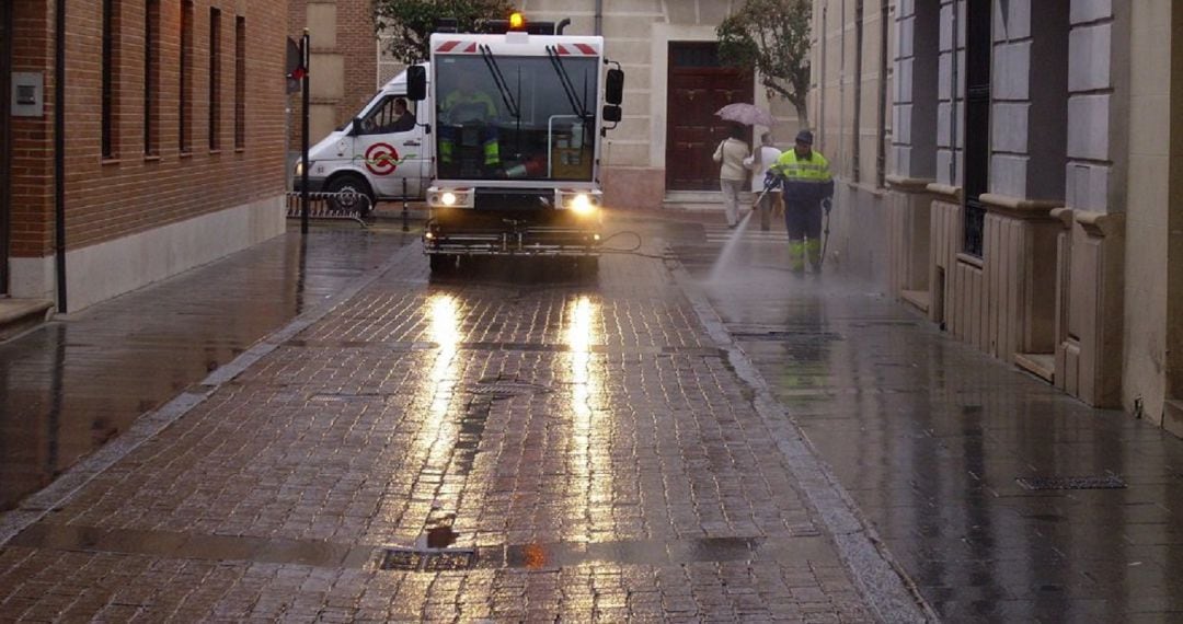 Camión de SACYR realizando trabajos de limpieza en Alcalá de Henares. 