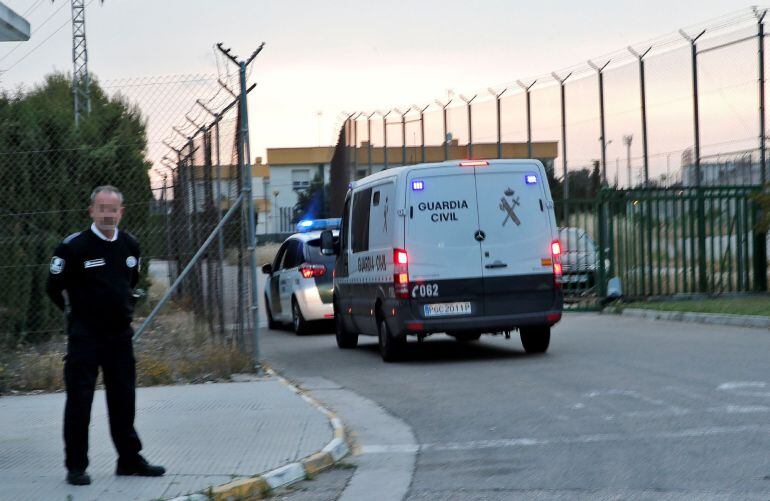 Un furgón y un coche patrulla de la Guardia Civil han llegado a primera hora de esta noche a la prisión de Picassent desde la Ciudad de la Justicia de Valencia. La juez que lleva la instrucción de la operación Erial ha decretado la prisión incondicional d