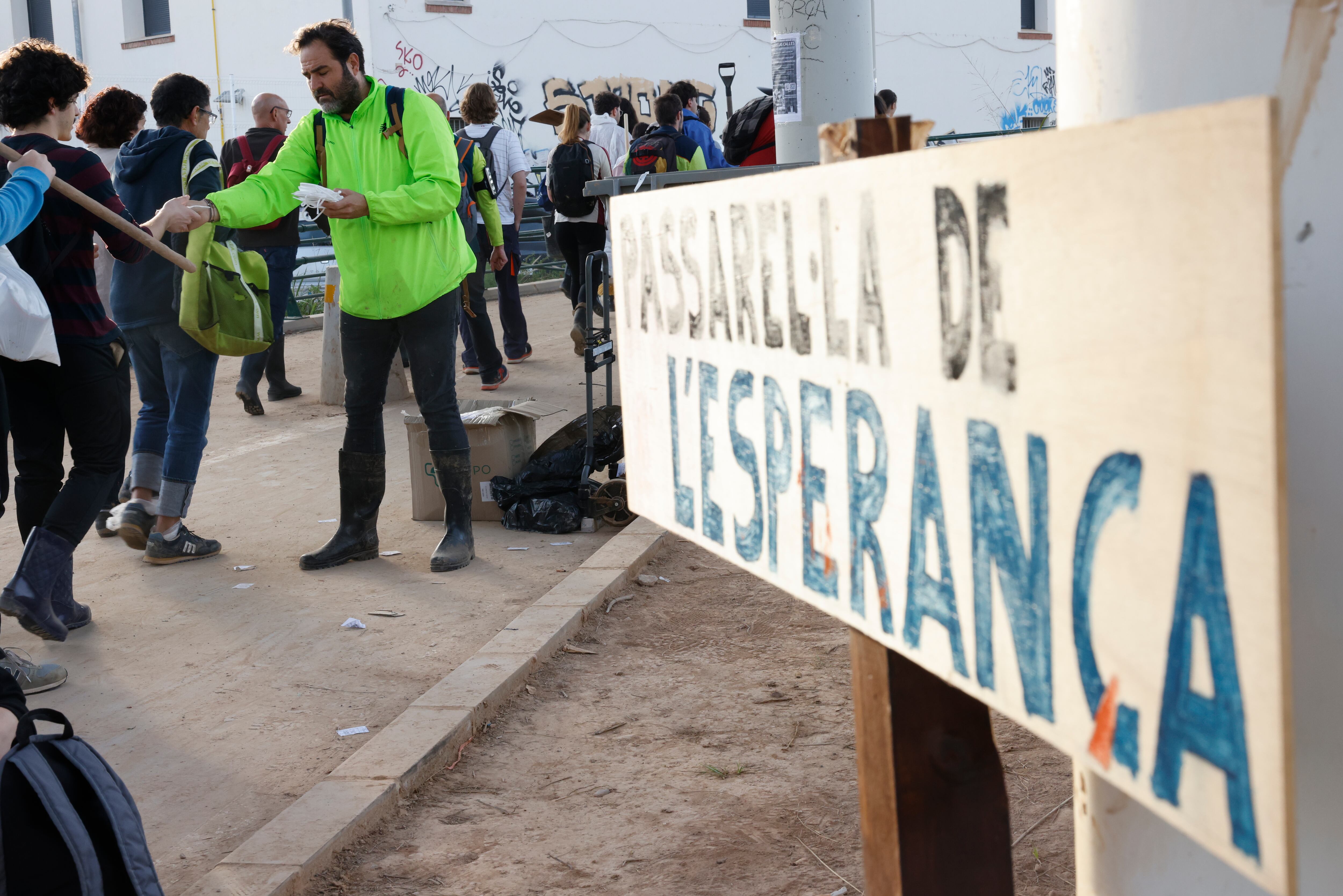 FOTODELDÍA VALENCIA (ESPAÑA), 09/11/2024.- Cientos de voluntarios cruzan la denominada Pasarela de la Esperanza este sábado en Valencia. Una marea humana y material de emergencia afronta el fin de semana con el reto de avanzar en la recuperación de la zona cero de la dana que asoló Valencia hace once días y de encontrar más personas desaparecidas, todo ello en medio de un &#039;ejército&#039; de voluntarios, una ingente cantidad de ayuda solidaria y el eco incesante de la polémica política en torno a la gestión de aquel fatídico 29 de octubre.EFE/ Ana Escobar
