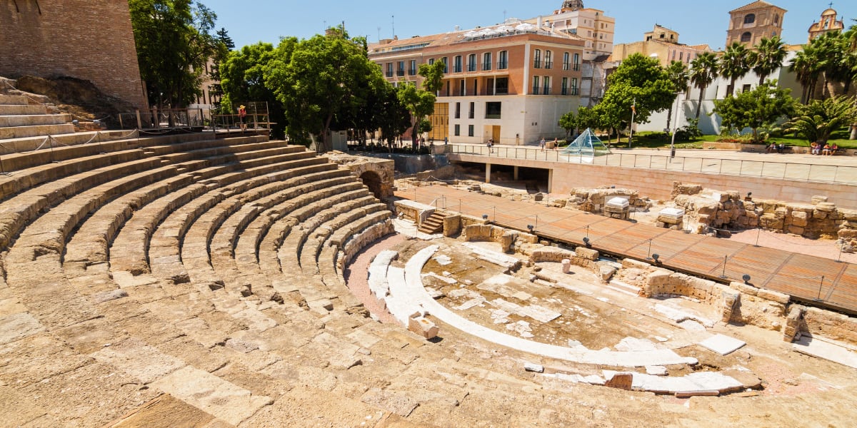 El teatro romano de Málaga( Bien de Interés Cultural desde 1972) fue construido en el siglo I a.C. por orden del emperador Cesar Augusto y fue utilizado hasta el siglo III. Se encuentra ubicado al pie de la Alcazaba. Permaneció oculto durante varios siglos y fue descubierto 1951, cuando se estaba construyendo un jardín de entrada a la Casa de la Cultura. En la actualidad queda al descubierto la galería de acceso al proscenium (escenario) que estaba protegido por una bóveda de cañón, parte de la orchesta de unos 15 m, la cávea con 3 gradas y de 31 m de radio por 16 m de alto y el vomitorium