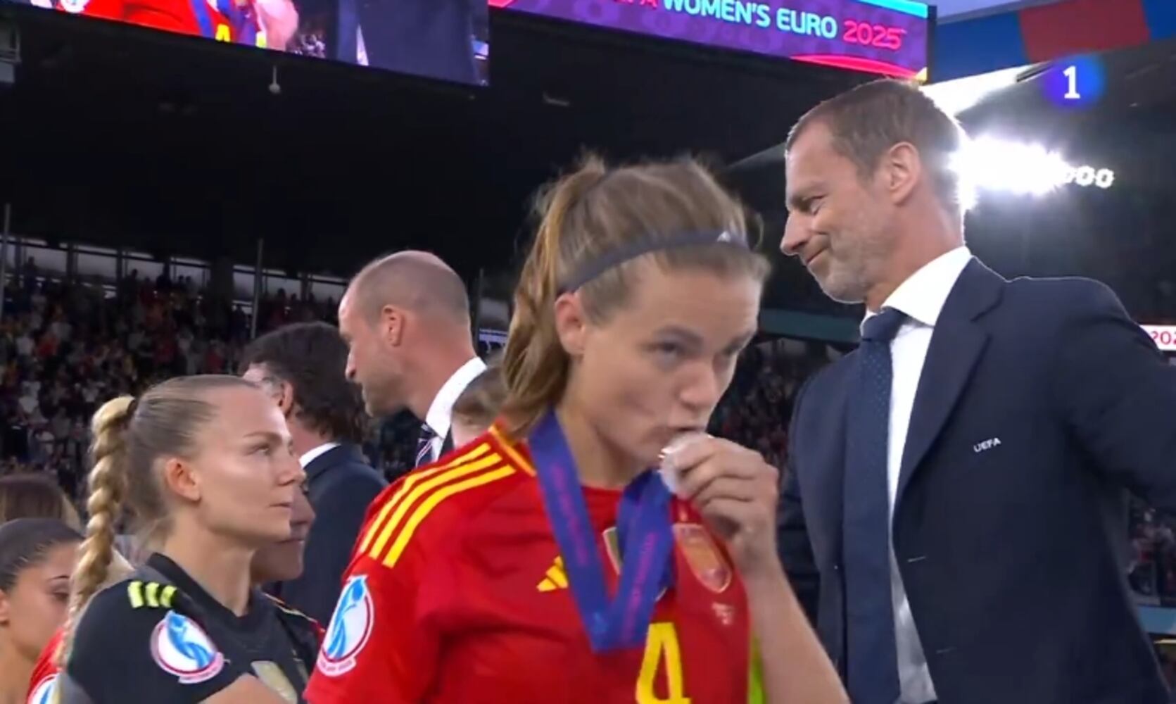 Irene Paredes besa la medalla de subcampeona de Europa