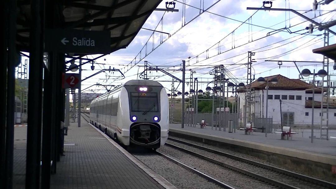 Un tren entra en una estación de ferrocaril.