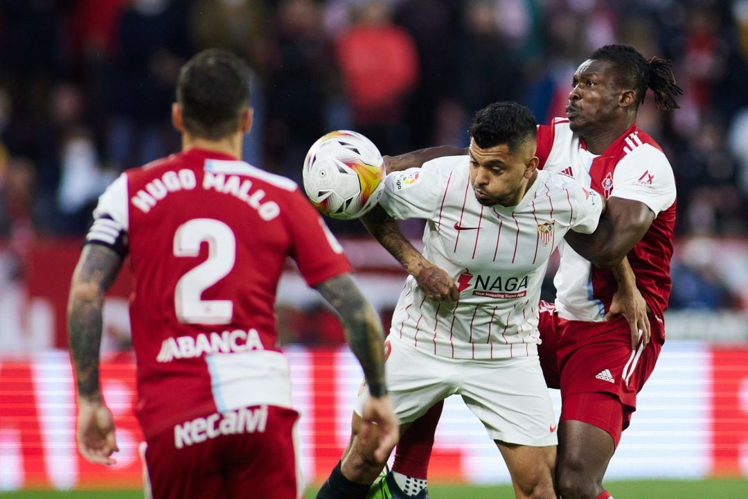 Aidoo ante Tecatito durante el partido en el Sánchez Pizjuan