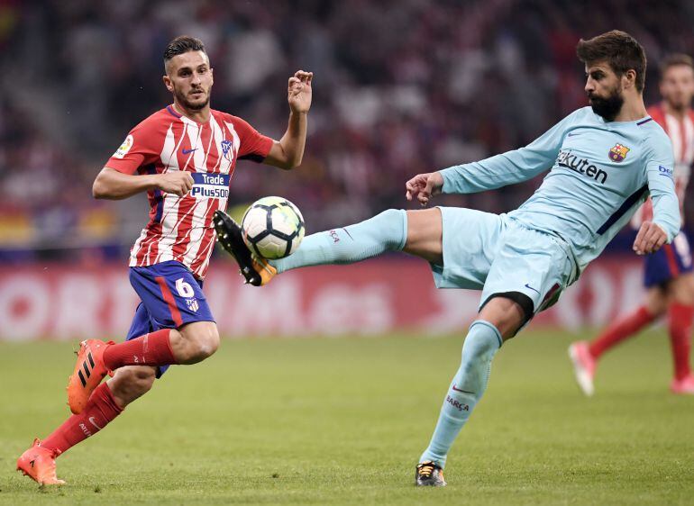 Koke y Piqué, en el partido entre Atlético y Barcelona en el Wanda Metropolitano.