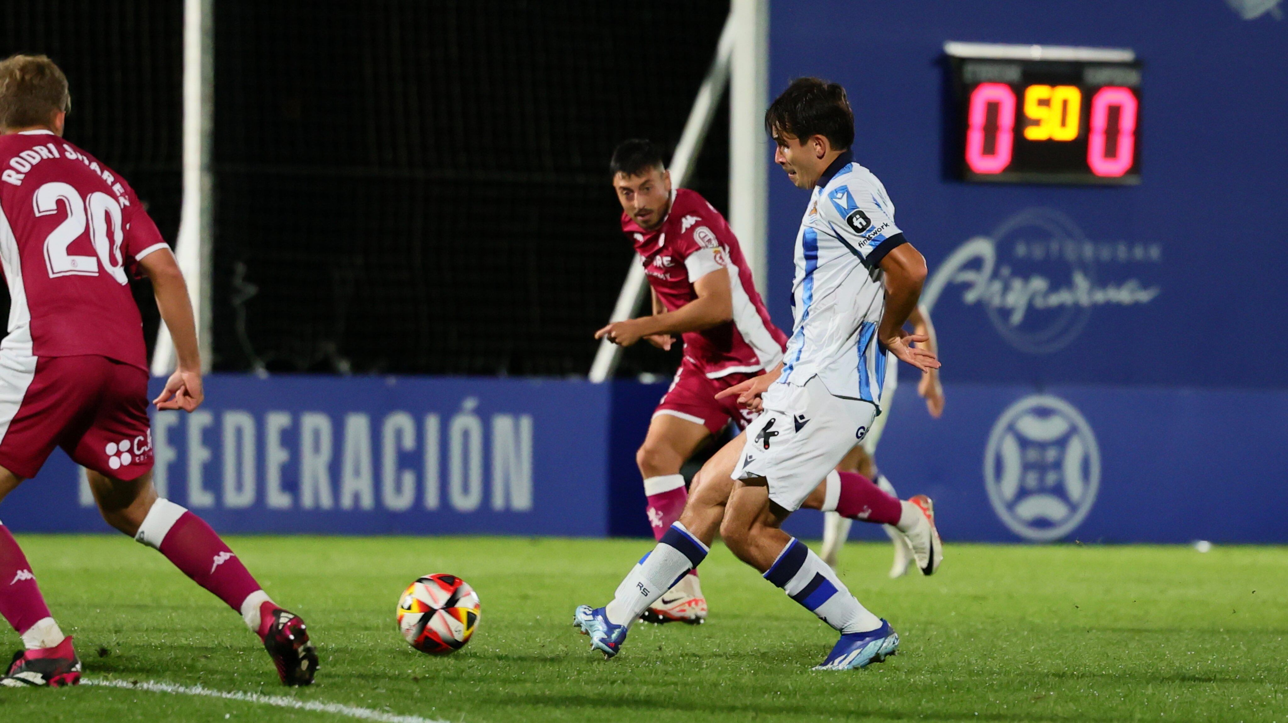 Rodri y Presa ante un jugador de la Real Sociedad B.