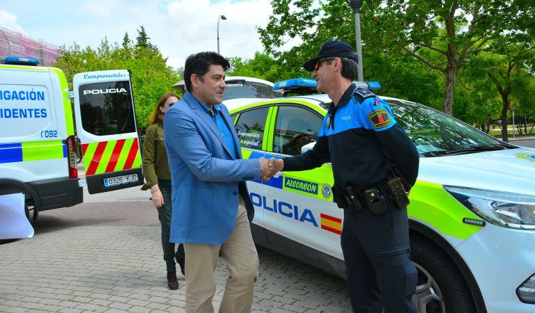 El alcalde de Alcorcón, David Pérez, saludando a los miembros de la Policía Municipal