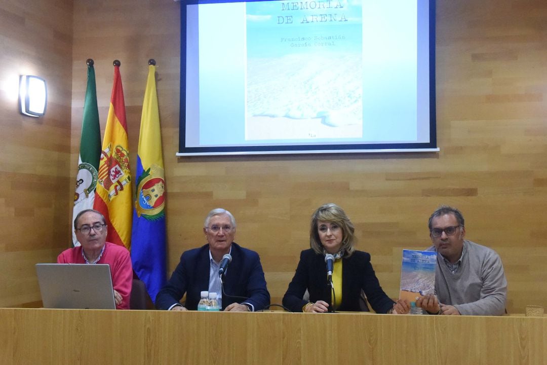 Un momento del acto de presentación del libro de Francisco García Corral &quot;Memoria de Arena&quot;.